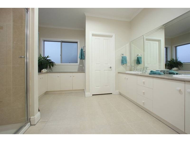 64 Langhorne Crescent, Rowville VIC 3178