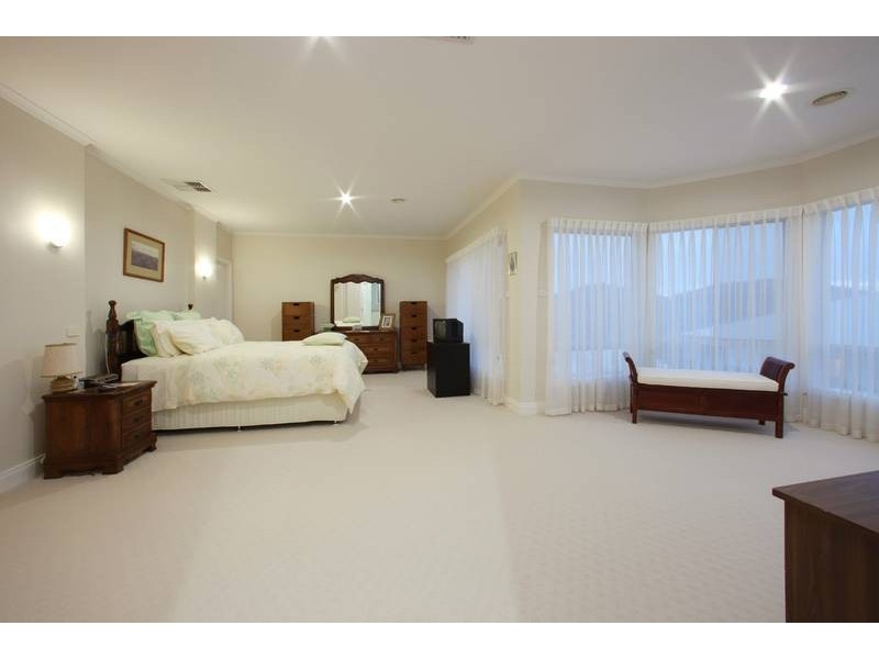 64 Langhorne Crescent, Rowville VIC 3178