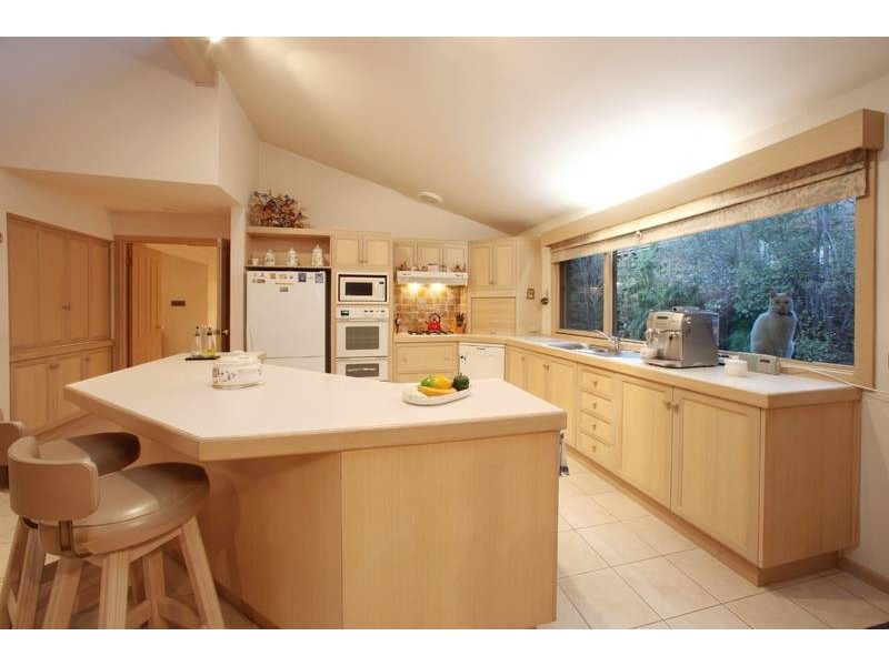 33 Candlebark Quadrant, Rowville VIC 3178