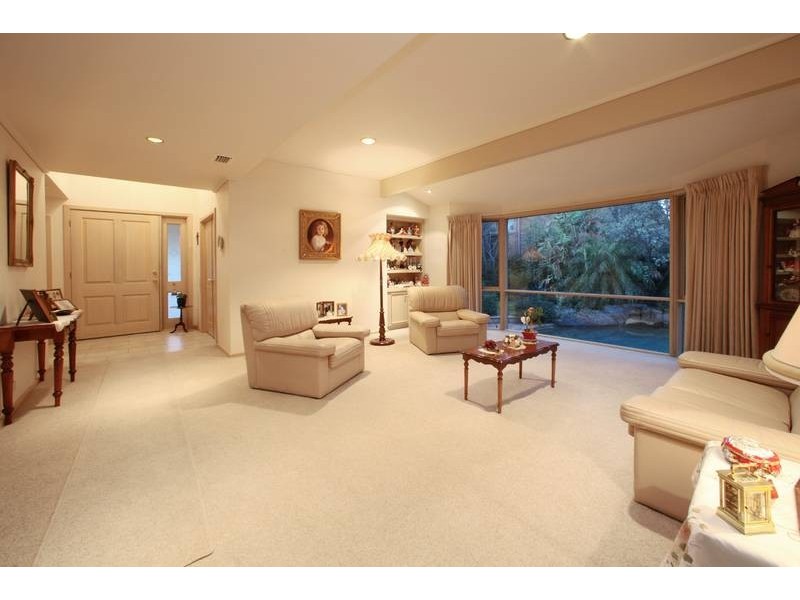 33 Candlebark Quadrant, Rowville VIC 3178