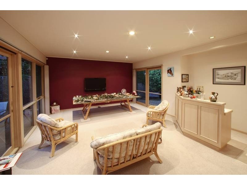 33 Candlebark Quadrant, Rowville VIC 3178