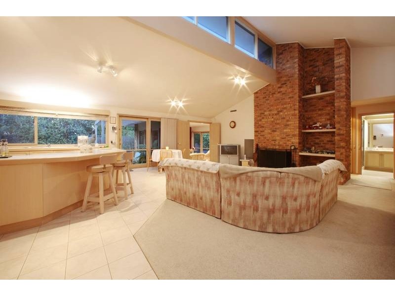 33 Candlebark Quadrant, Rowville VIC 3178