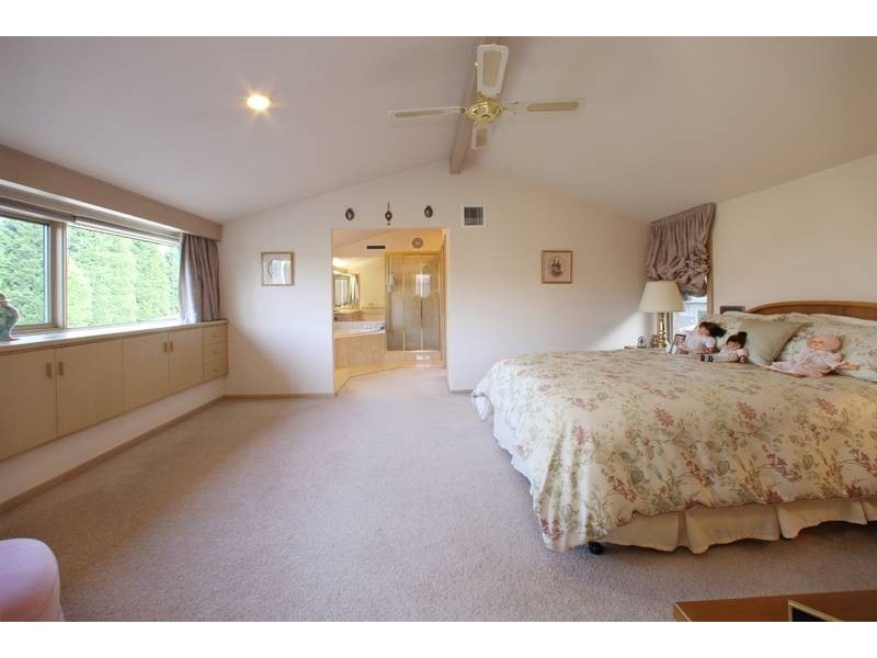 33 Candlebark Quadrant, Rowville VIC 3178