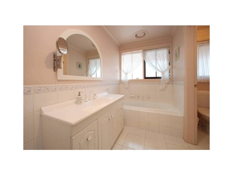 4 Shady Grove, Rowville VIC 3178