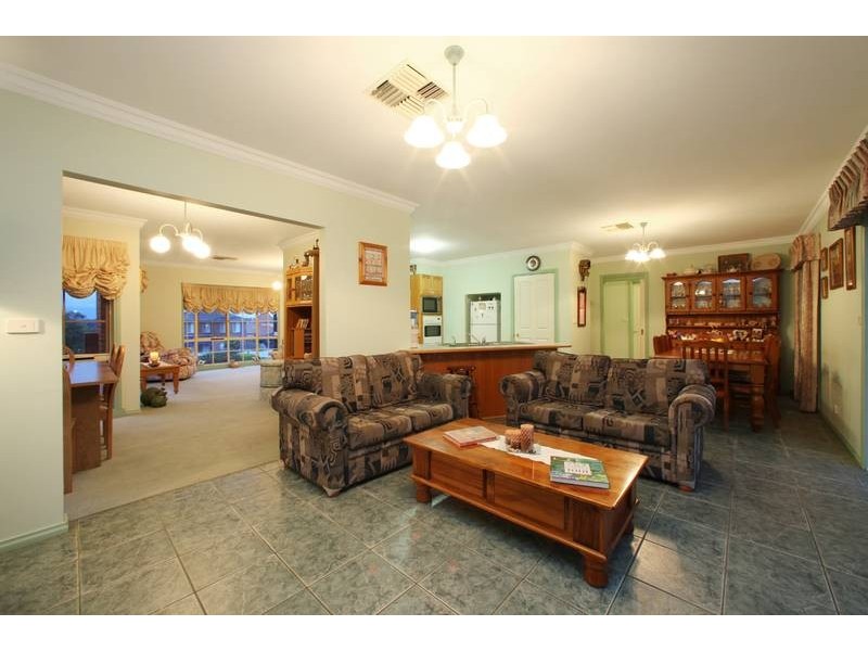 14 Kimberley Drive, Ferntree Gully VIC 3156