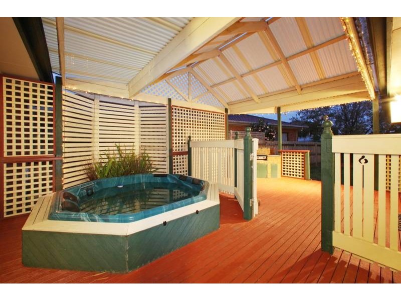 13 Severn Crescent, Rowville VIC 3178