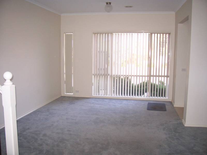 2 St Laurent Rise, Knoxfield VIC 3180
