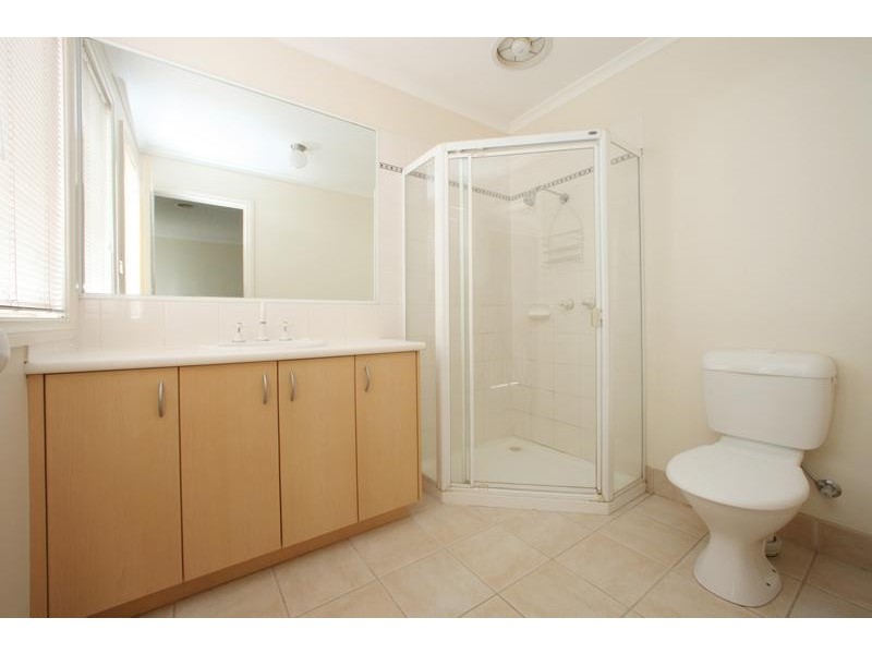 2 St Laurent Rise, Knoxfield VIC 3180