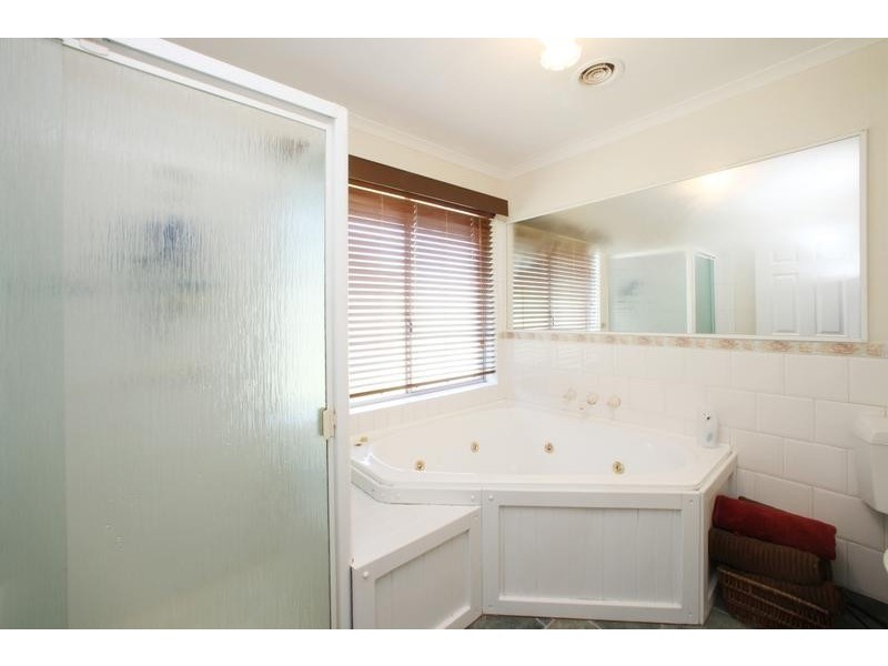 385 Dandelion Drive, Rowville VIC 3178