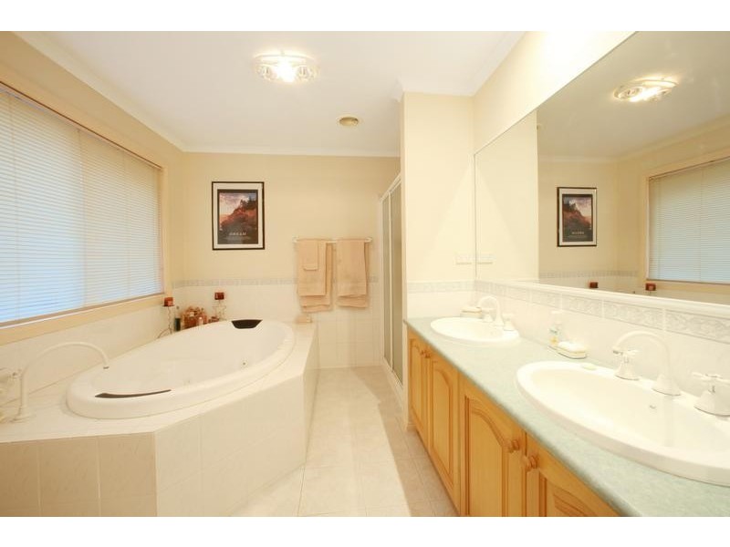 77 Oaktree Rise, Lysterfield VIC 3156