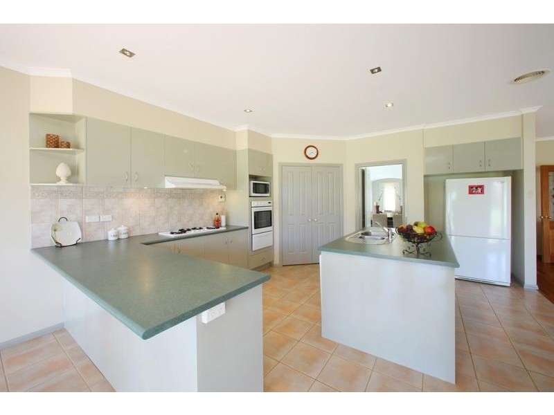 24 Rosewood Boulevard, Lysterfield VIC 3156