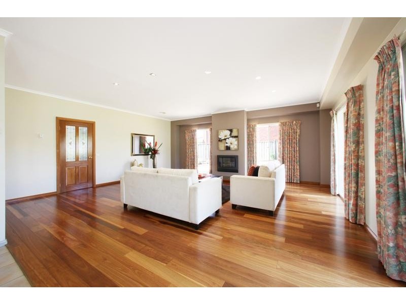 24 Rosewood Boulevard, Lysterfield VIC 3156