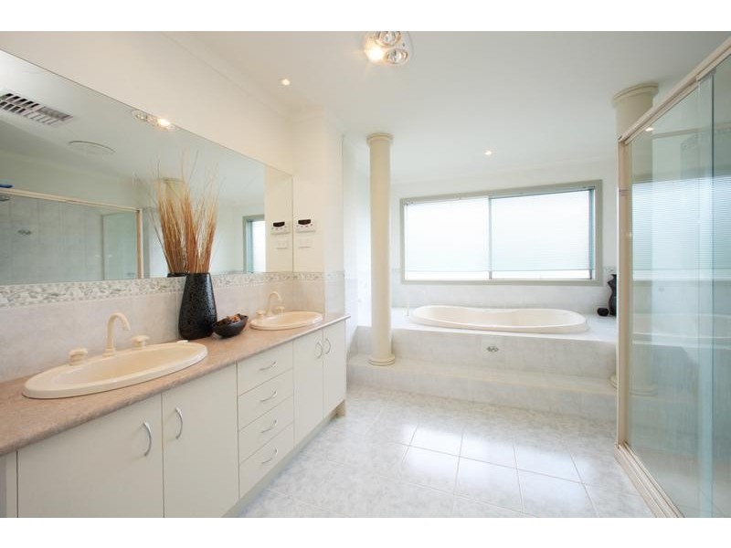 24 Rosewood Boulevard, Lysterfield VIC 3156