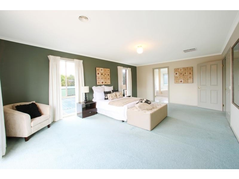 24 Rosewood Boulevard, Lysterfield VIC 3156