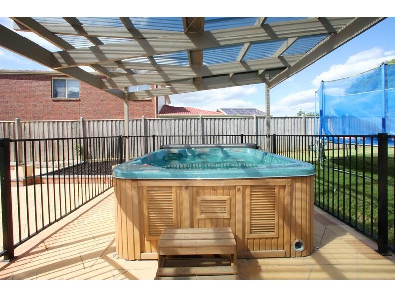 24 Rosewood Boulevard, Lysterfield VIC 3156