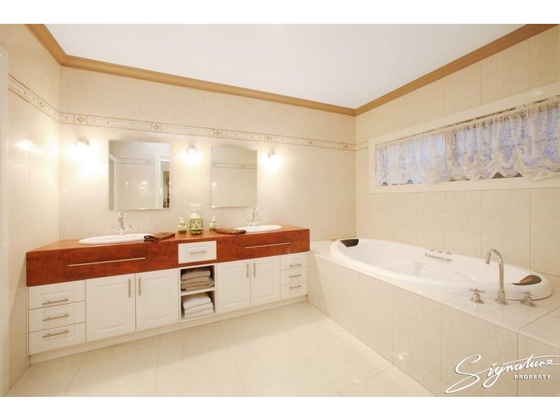 5 Reservoir Crescent, Rowville VIC 3178