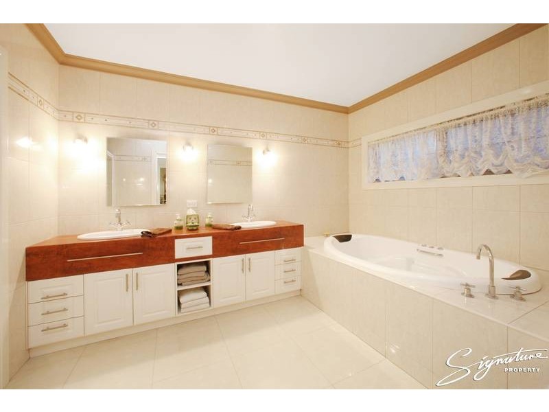 5 Reservoir Crescent, Rowville VIC 3178