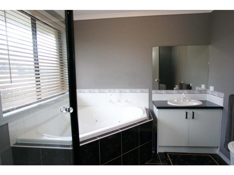 64 Valleyview Drive, Rowville VIC 3178