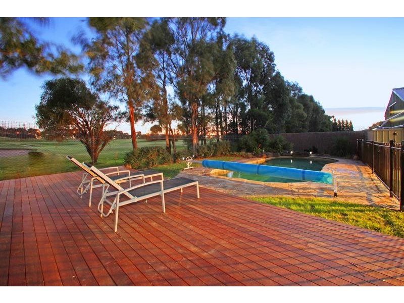 142 Waradgery Drive, Rowville VIC 3178