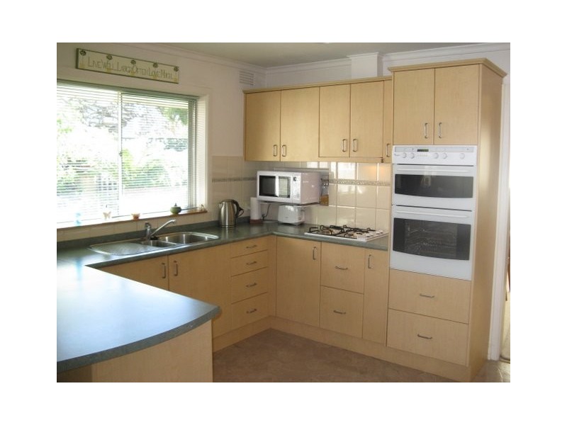 18 Aisbett Avenue, Wantirna South VIC 3152