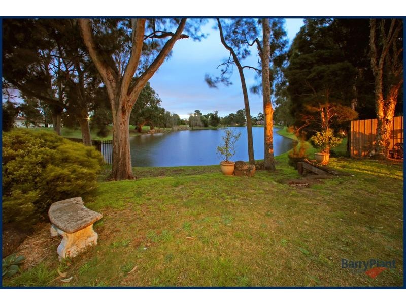 18 Bridgewater Way, Rowville VIC 3178