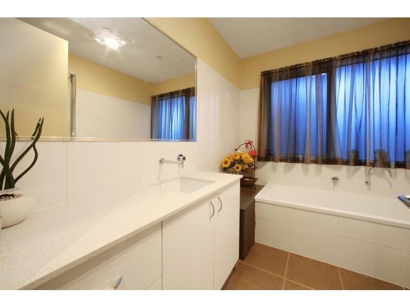 50 Paringa Drive, Ferntree Gully VIC 3156