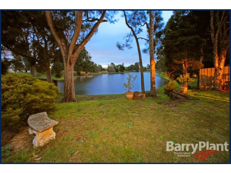 18 Bridgewater Way, Rowville VIC 3178