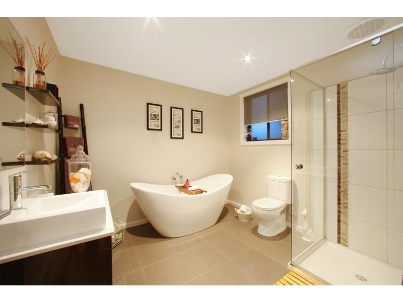 18 Bridgewater Way, Rowville VIC 3178