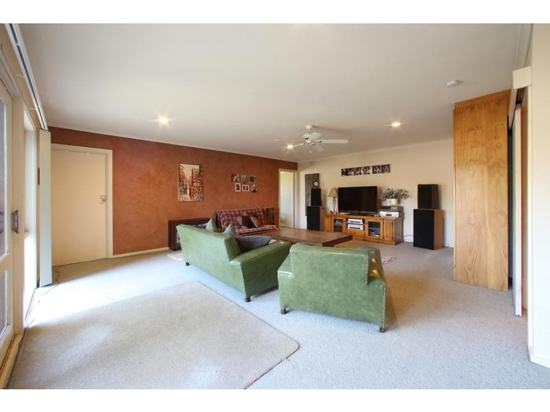 50 Folkstone Crescent, Ferntree Gully VIC 3156
