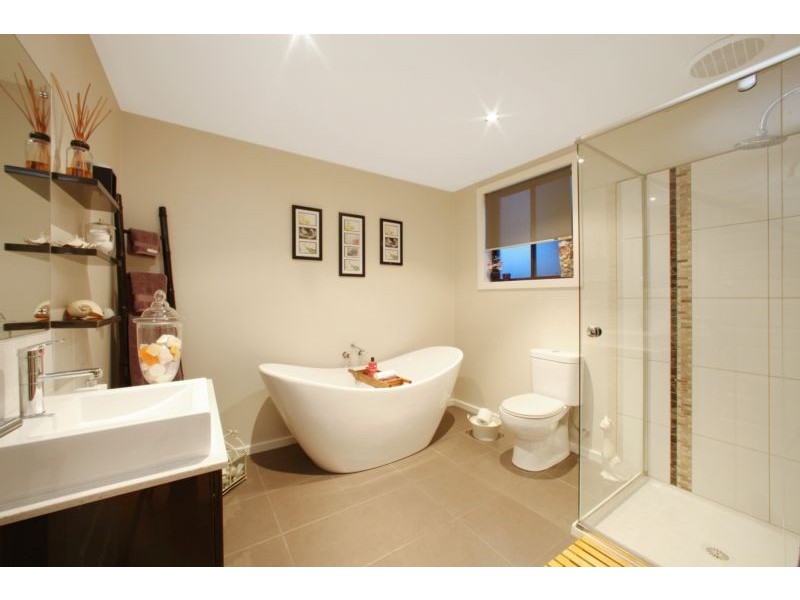 18 Bridgewater Way, Rowville VIC 3178