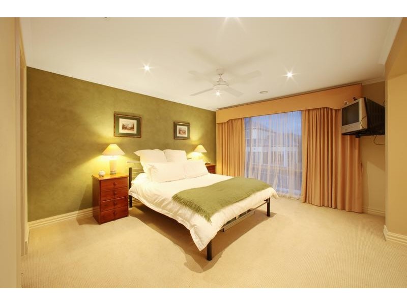 26 Sovereign Crest Boulevard, Rowville VIC 3178