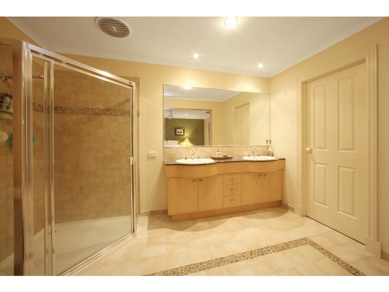 26 Sovereign Crest Boulevard, Rowville VIC 3178