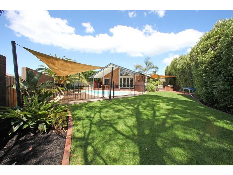 42 Mantung Crescent, Rowville VIC 3178