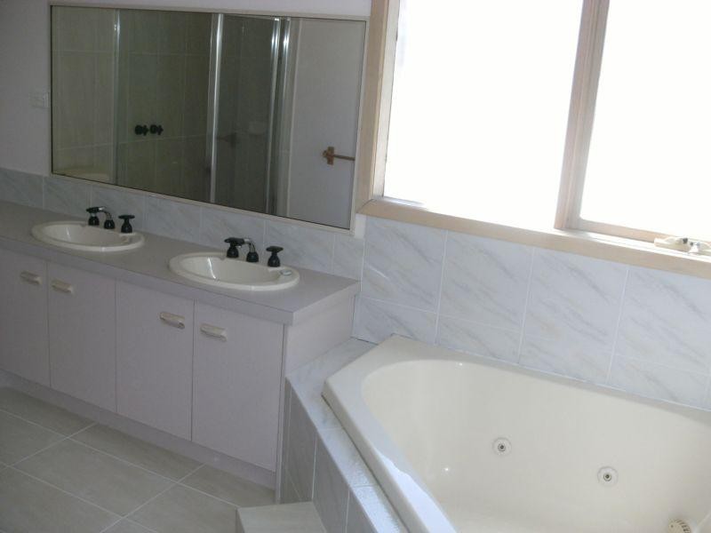 140 Waradgery Drive, Rowville VIC 3178