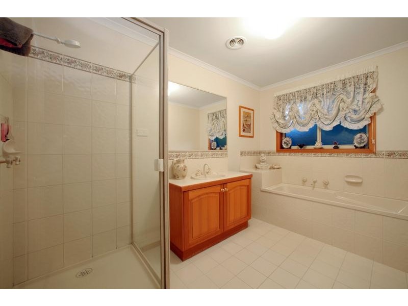 8 Hampden Court, Rowville VIC 3178