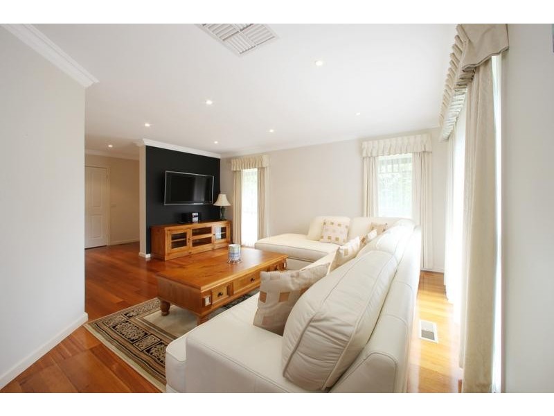 18 Sandgate Boulevard, Ferntree Gully VIC 3156