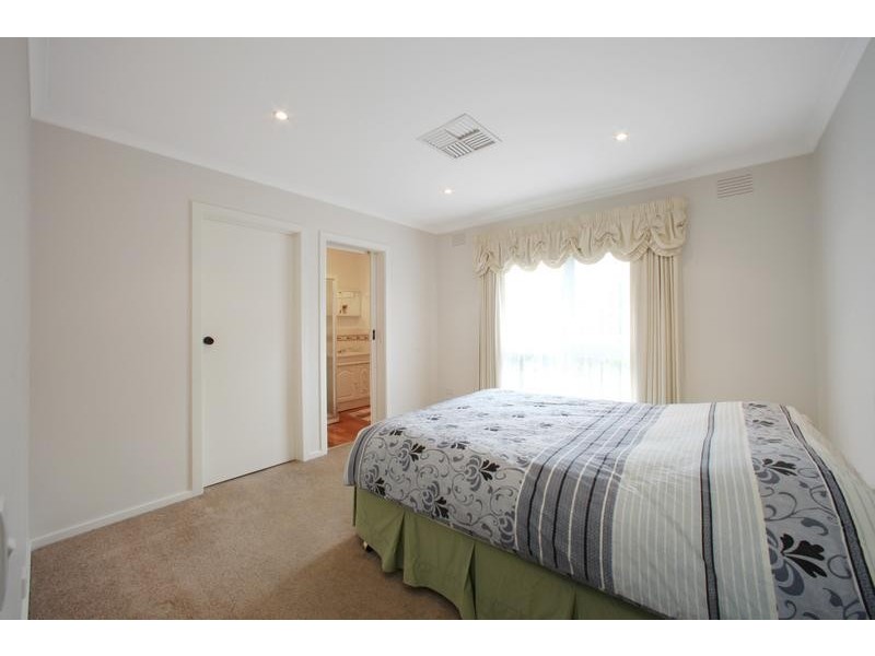 18 Sandgate Boulevard, Ferntree Gully VIC 3156