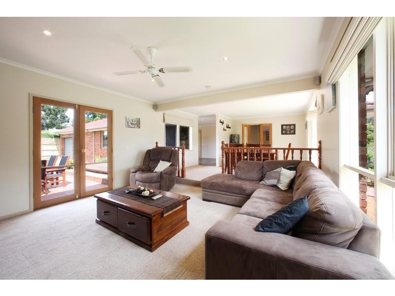 2 Bellfield Drive, Lysterfield VIC 3156