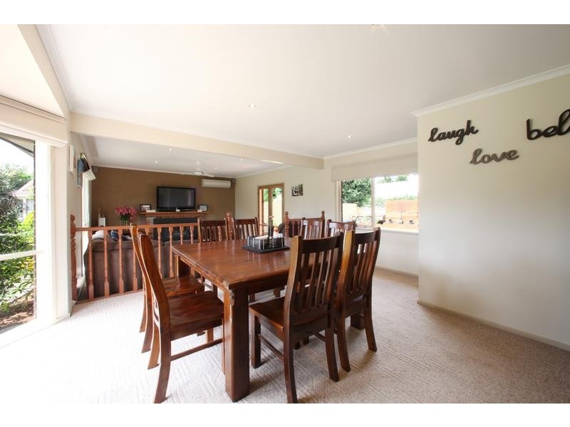 2 Bellfield Drive, Lysterfield VIC 3156