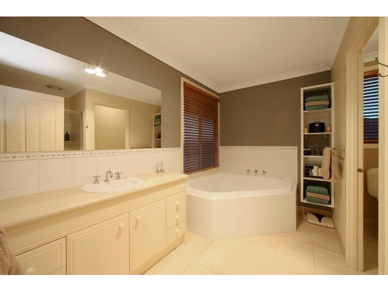 15 Jubilee Drive, Rowville VIC 3178