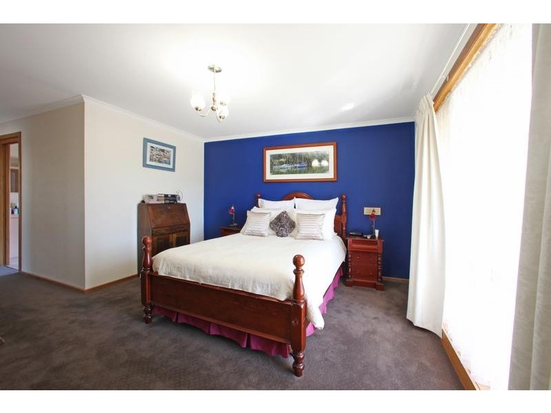 23 Showjump Crescent, Endeavour Hills VIC 3802