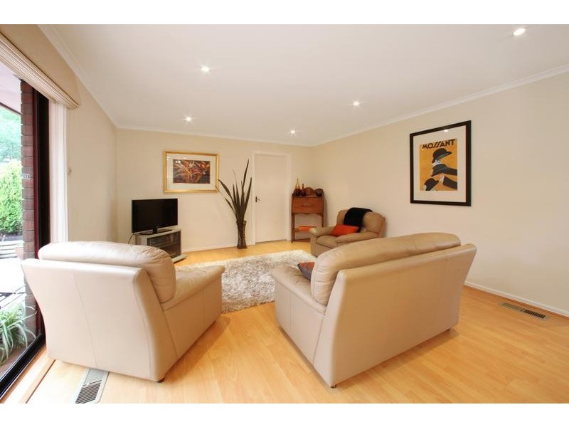 6 Lakeside Boulevard, Rowville VIC 3178