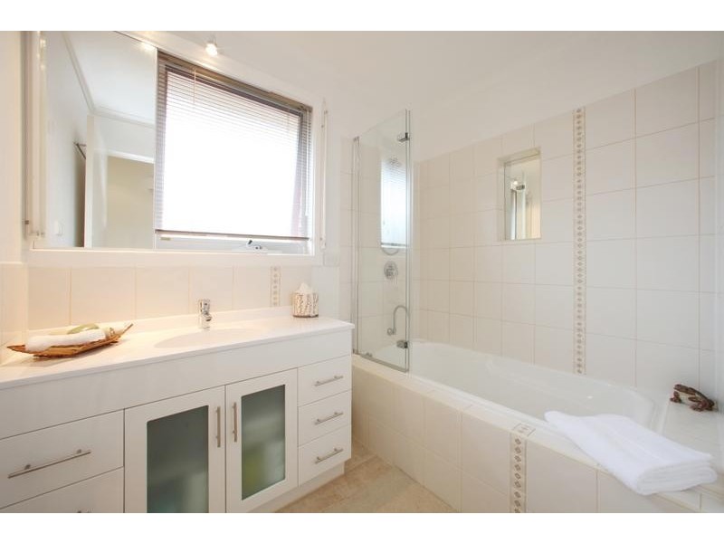 6 Lakeside Boulevard, Rowville VIC 3178