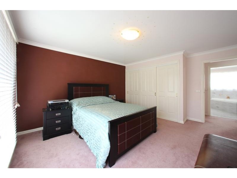 5 Renee Avenue, Endeavour Hills VIC 3802