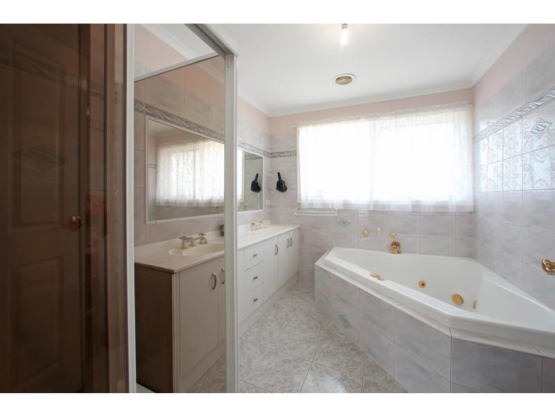 5 Renee Avenue, Endeavour Hills VIC 3802