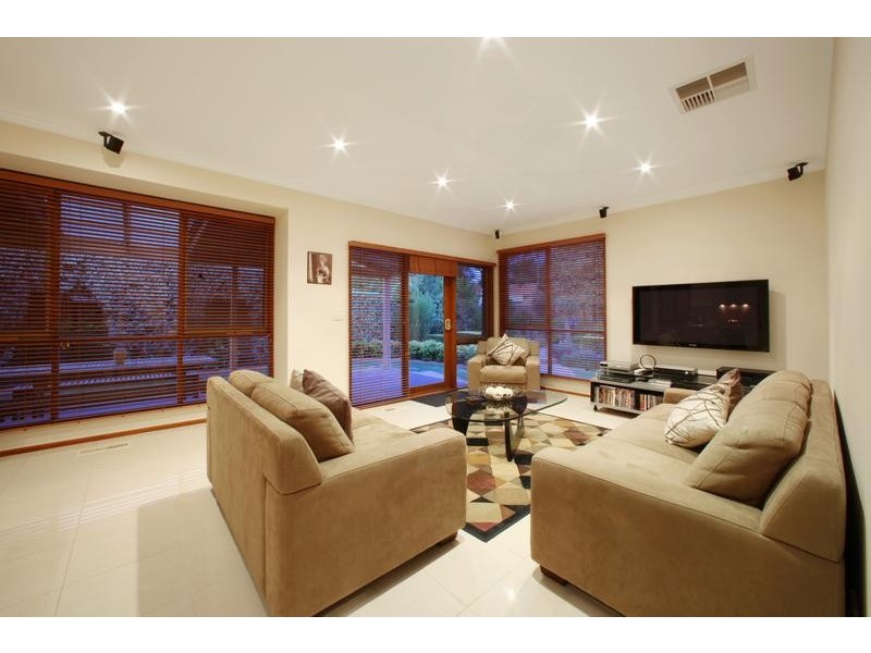 11 Ling Drive, Rowville VIC 3178