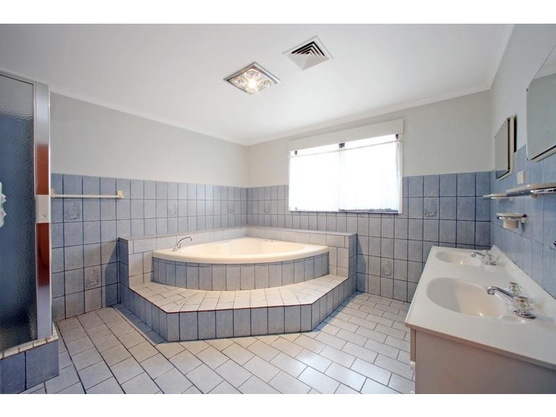 17 Burchall Crescent, Rowville VIC 3178