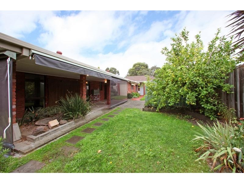 17 Burchall Crescent, Rowville VIC 3178