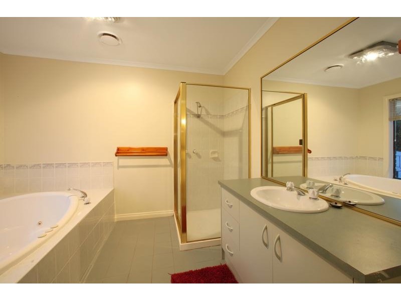 15 Moama Place, Rowville VIC 3178