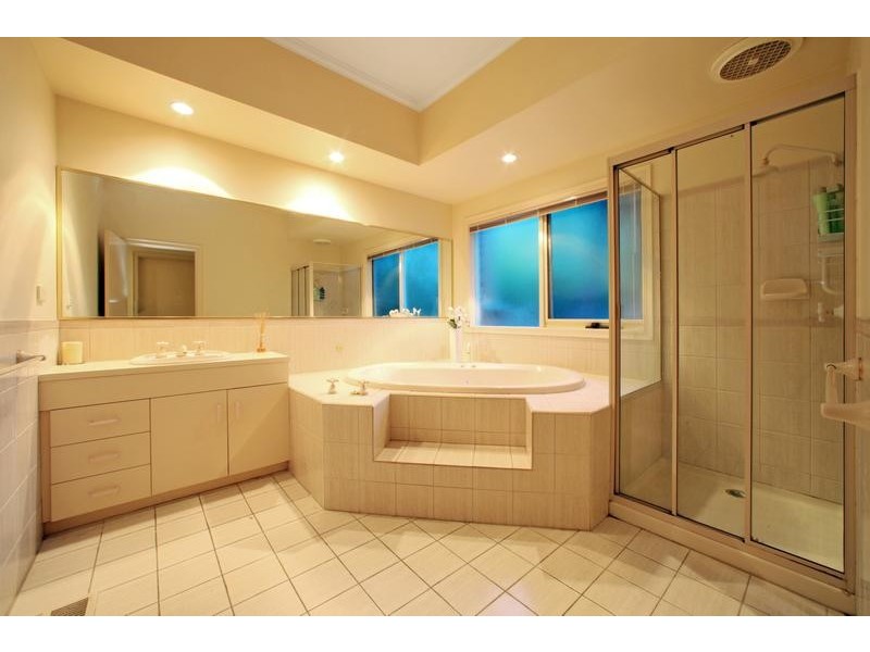 2 Leatherwood Close, Rowville VIC 3178